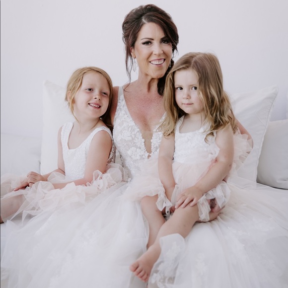 Meet your Posher, Nicole - Picture 2 of 2